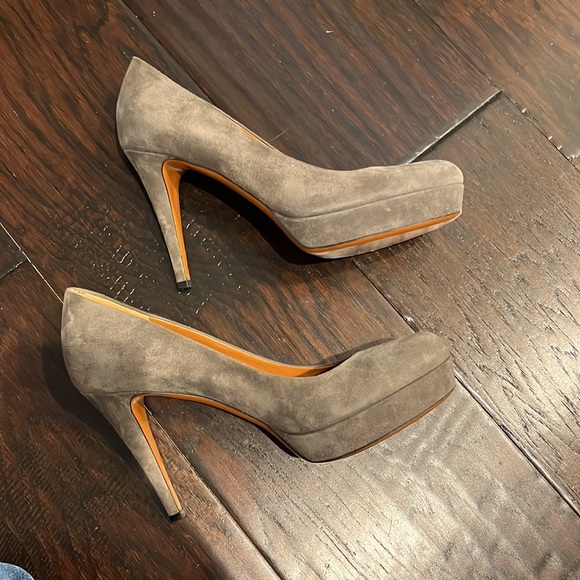 Gucci suede round toe platform heel in taupe - Picture 4 of 8